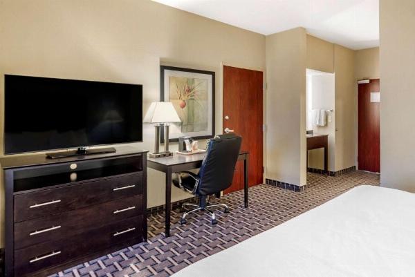 Comfort Suites image 13